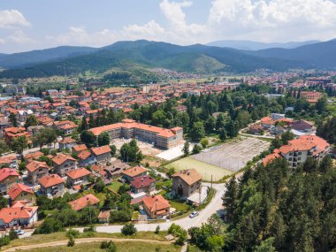 Bulgaristan 'ın Pazardzhik bölgesinin Velingrad kentinde bulunan ünlü spa beldesinin hava manzarası