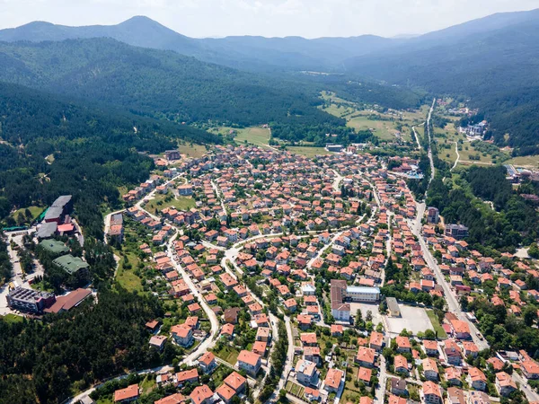 Bulgaristan 'ın Pazardzhik bölgesinin Velingrad kentinde bulunan ünlü spa beldesinin hava manzarası