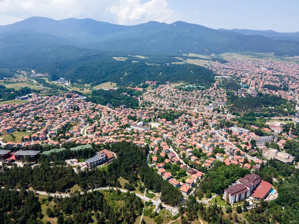 Bulgaristan 'ın Pazardzhik bölgesinin Velingrad kentinde bulunan ünlü spa beldesinin hava manzarası