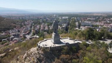 PLOVDIV, BULGARIA - 2 Şubat 2021: Bulgaristan 'ın Plovdiv kentindeki Trakya ilçesinde komünist dönemden kalma Tipik konut binasının Hava Günbatımı görünümü