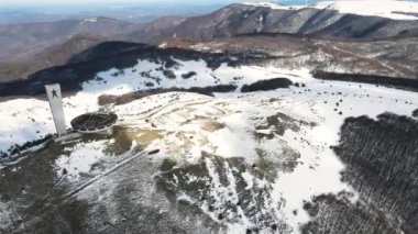 BUZLUDHA, BULGARIA - 24 Ocak 2021: Bulgaristan 'ın Buzludzha Tepesi, Stara Zagora bölgesindeki Terk Edilmiş Bulgar Komünist Partisi Anıtı' nın Havadan Görünümü