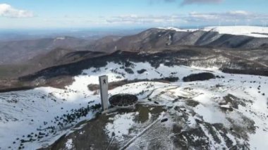 BUZLUDHA, BULGARIA - 24 Ocak 2021: Bulgaristan 'ın Buzludzha Tepesi, Stara Zagora bölgesindeki Terk Edilmiş Bulgar Komünist Partisi Anıtı' nın Havadan Görünümü