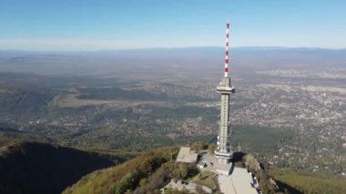 SOFYA, BULGARIA - 23 Ekim 2020: Kopititoto kulesinin havadan sonbahar manzarası ve Bulgaristan 'ın Sofya kentine panorama