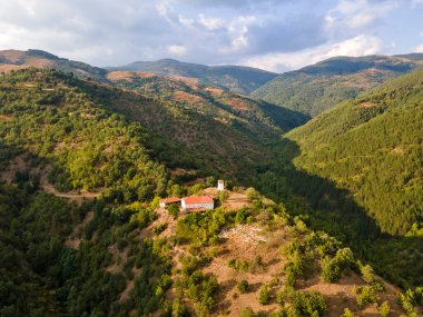Bulgaristan 'ın Blagoevgrad bölgesindeki Ograzhden Dağı' nın hava gün batımı manzarası