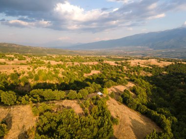 Bulgaristan 'ın Blagoevgrad bölgesindeki Ograzhden Dağı' nın hava gün batımı manzarası