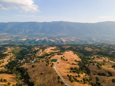 Bulgaristan 'ın Blagoevgrad bölgesindeki Ograzhden Dağı' nın hava gün batımı manzarası