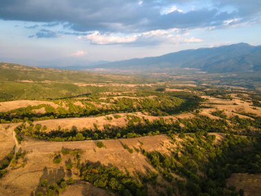 Bulgaristan 'ın Blagoevgrad bölgesindeki Ograzhden Dağı' nın hava gün batımı manzarası