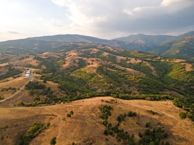 Bulgaristan 'ın Blagoevgrad bölgesindeki Ograzhden Dağı' nın hava gün batımı manzarası