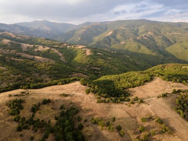 Bulgaristan 'ın Blagoevgrad bölgesindeki Ograzhden Dağı' nın hava gün batımı manzarası