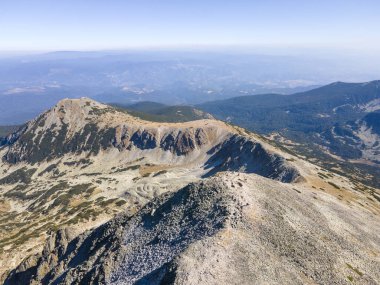 Bulgaristan 'ın Polezhan Tepesi yakınlarındaki Pirin Dağı' nın şaşırtıcı hava manzarası