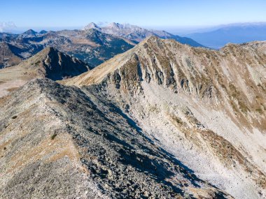 Bulgaristan 'ın Polezhan Tepesi yakınlarındaki Pirin Dağı' nın şaşırtıcı hava manzarası