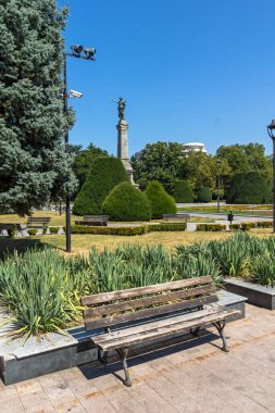 RUSE, BULGARIA - 15 AĞUSTOS 2021: Bulgaristan 'ın Ruse kentinin merkezinde Özgürlük Meydanı Panoraması