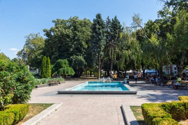 RUSE, BULGARIA - 15 AĞUSTOS 2021: Bulgaristan 'ın Ruse kentinin merkezinde Özgürlük Meydanı Panoraması