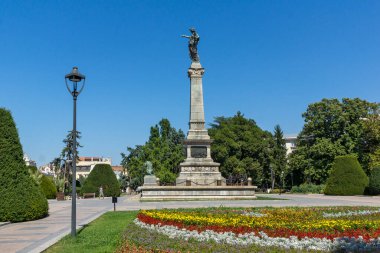 RUSE, BULGARIA - 15 AĞUSTOS 2021: Bulgaristan 'ın Ruse kentinin merkezinde Özgürlük Meydanı Panoraması