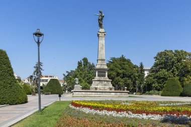 RUSE, BULGARIA - 15 AĞUSTOS 2021: Bulgaristan 'ın Ruse kentinin merkezinde Özgürlük Meydanı Panoraması