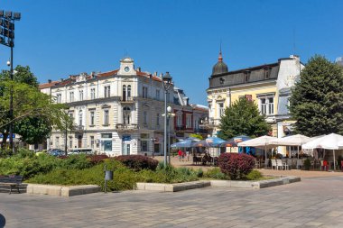 RUSE, BULGARIA - 15 AĞUSTOS 2021: Bulgaristan 'ın Ruse kentinin merkezinde Özgürlük Meydanı Panoraması