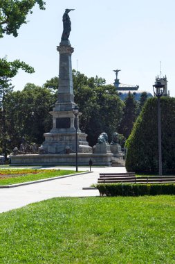 RUSE, BULGARIA - 15 AĞUSTOS 2021: Bulgaristan 'ın Ruse kentinin merkezinde Özgürlük Meydanı Panoraması