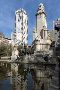 Madrid, İspanya - 23 Ocak 2018: Anıt Cervantes, Don Kişot ve Sancho Panza İspanya Meydanı Madrid şehir, İspanya