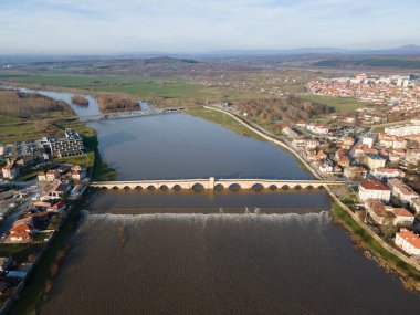 Bulgaristan 'ın Haskovo Bölgesi' nin Svilengrad kentindeki Maritsa nehri üzerindeki 16. yüzyıl Mustafa Paşa Köprüsü 'nün (Eski Köprü) havadan görünüşü
