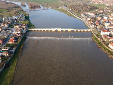 Bulgaristan 'ın Haskovo Bölgesi' nin Svilengrad kentindeki Maritsa nehri üzerindeki 16. yüzyıl Mustafa Paşa Köprüsü 'nün (Eski Köprü) havadan görünüşü