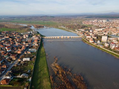 Bulgaristan 'ın Haskovo Bölgesi' nin Svilengrad kentindeki Maritsa nehri üzerindeki 16. yüzyıl Mustafa Paşa Köprüsü 'nün (Eski Köprü) havadan görünüşü