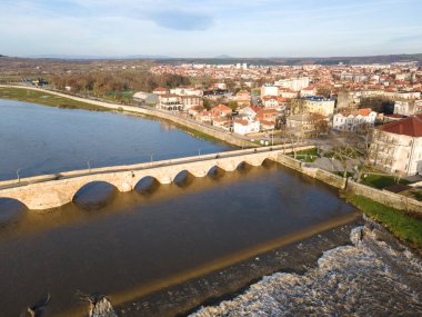 Bulgaristan 'ın Haskovo Bölgesi' nin Svilengrad kentindeki Maritsa nehri üzerindeki 16. yüzyıl Mustafa Paşa Köprüsü 'nün (Eski Köprü) havadan görünüşü