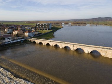 Bulgaristan 'ın Haskovo Bölgesi' nin Svilengrad kentindeki Maritsa nehri üzerindeki 16. yüzyıl Mustafa Paşa Köprüsü 'nün (Eski Köprü) havadan görünüşü