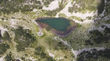 Kurbağa Gölü 'nün hava manzarası, Pirin Dağı, Bulgaristan