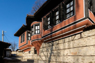 KOPRIVSHTITSA, BULGARIA - 25 Ocak 2020: Bulgaristan 'ın Sofya Bölgesi Koprivshtitsa kentindeki Tipik Sokak ve eski evler