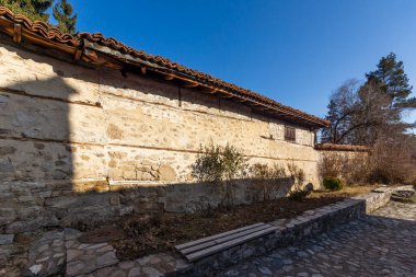 KOPRIVSHTITSA, BULGARIA - 25 Ocak 2020: Bulgaristan 'ın Sofya Bölgesi Koprivshtitsa kentindeki Tipik Sokak ve eski evler