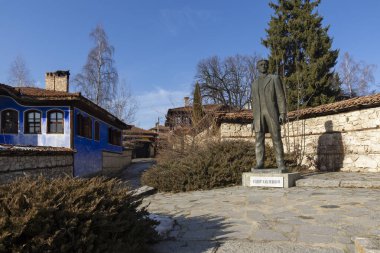 KOPRIVSHTITSA, BULGARIA - 25 Ocak 2020: Bulgaristan 'ın Sofya Bölgesi Koprivshtitsa kentindeki Tipik Sokak ve eski evler