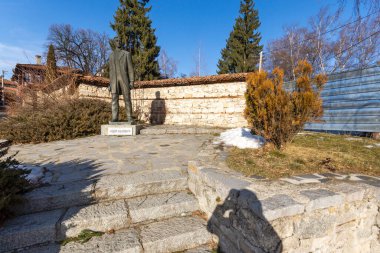 KOPRIVSHTITSA, BULGARIA - 25 Ocak 2020: Bulgaristan 'ın Sofya Bölgesi Koprivshtitsa kentindeki Tipik Sokak ve eski evler