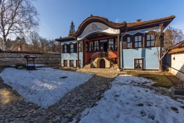 KOPRIVSHTITSA, BULGARIA - 25 Ocak 2020: Bulgaristan 'ın Sofya Bölgesi Koprivshtitsa kentindeki Tipik Sokak ve eski evler
