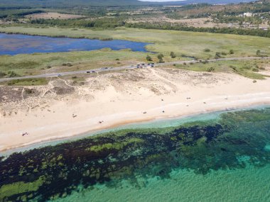 Bulgaristan 'ın Burgaz Bölgesi' ndeki Dyuni tatil beldesi yakınlarındaki The Driver Beach 'in (Alepu) hava manzarası
