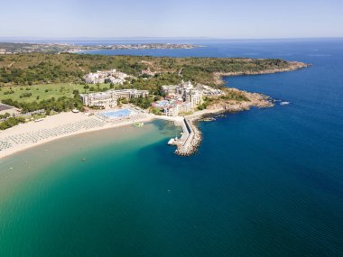 Bulgaristan 'ın Burgaz Bölgesi' ndeki Dyuni tatil beldesi yakınlarındaki The Driver Beach 'in (Alepu) hava manzarası