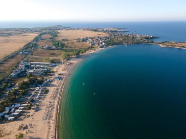 Bulgaristan 'ın Burgaz Bölgesi' nin Sozopol kasabası yakınlarındaki Gradina (Bahçe) plajının havadan manzarası