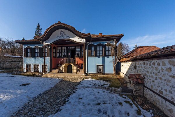 KOPRIVSHTITSA, BULGARIA - 25 ЯНВАРЯ 2020: Типичная улица и старинные дома в историческом городе Копрившица, Софийская область, Болгария
