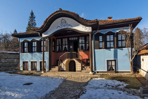 KOPRIVSHTITSA, BULGARIA - 25 ЯНВАРЯ 2020: Типичная улица и старинные дома в историческом городе Копрившица, Софийская область, Болгария
