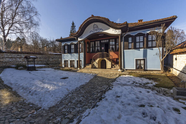 KOPRIVSHTITSA, BULGARIA - 25 ЯНВАРЯ 2020: Типичная улица и старинные дома в историческом городе Копрившица, Софийская область, Болгария
