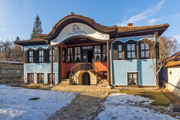 KOPRIVSHTITSA, BULGARIA - 25 ЯНВАРЯ 2020: Типичная улица и старинные дома в историческом городе Копрившица, Софийская область, Болгария