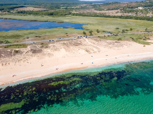 Bulgaristan 'ın Burgaz Bölgesi' ndeki Dyuni tatil beldesi yakınlarındaki The Driver Beach 'in (Alepu) hava manzarası
