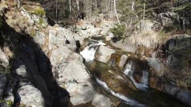 Bulgaristan 'ın Pirin Dağı' nın Sandanski kasabası yakınlarındaki Sandanska bistritsa nehrinin hava manzarası