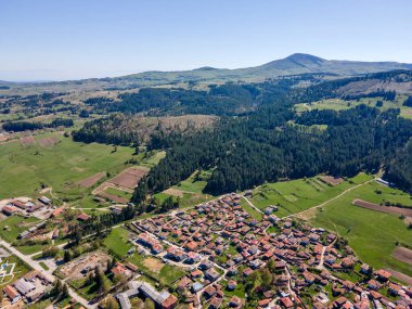 Bulgaristan 'ın Sofya Bölgesi' nin tarihi Koprivshtitsa kentinin hava manzarası