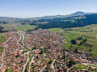 Bulgaristan 'ın Sofya Bölgesi' nin tarihi Koprivshtitsa kentinin hava manzarası