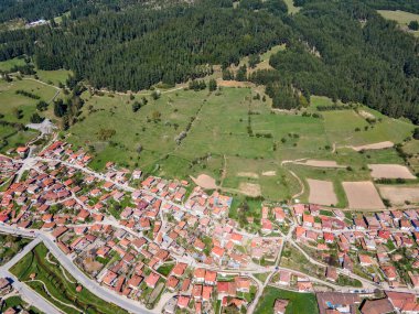 Bulgaristan 'ın Sofya Bölgesi' nin tarihi Koprivshtitsa kentinin hava manzarası