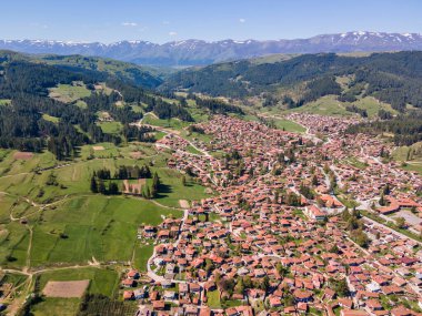 Bulgaristan 'ın Sofya Bölgesi' nin tarihi Koprivshtitsa kentinin hava manzarası