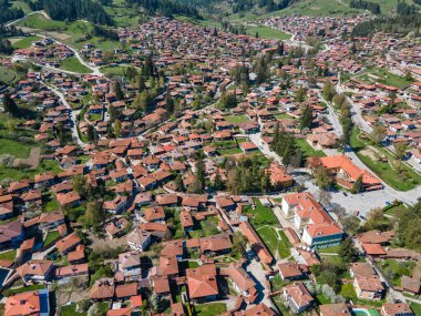 Bulgaristan 'ın Sofya Bölgesi' nin tarihi Koprivshtitsa kentinin hava manzarası