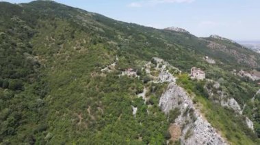 Bulgaristan 'ın Ortaçağ Asen Kalesi, Asenovgrad, Filibe Bölgesi' nin hava manzarası
