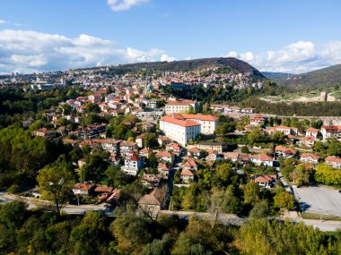 Bulgaristan 'ın Veliko Tarnovo kentinin şaşırtıcı Hava Günbatımı manzarası
