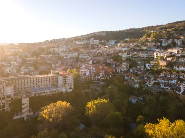 Bulgaristan 'ın Veliko Tarnovo kentinin şaşırtıcı Hava Günbatımı manzarası